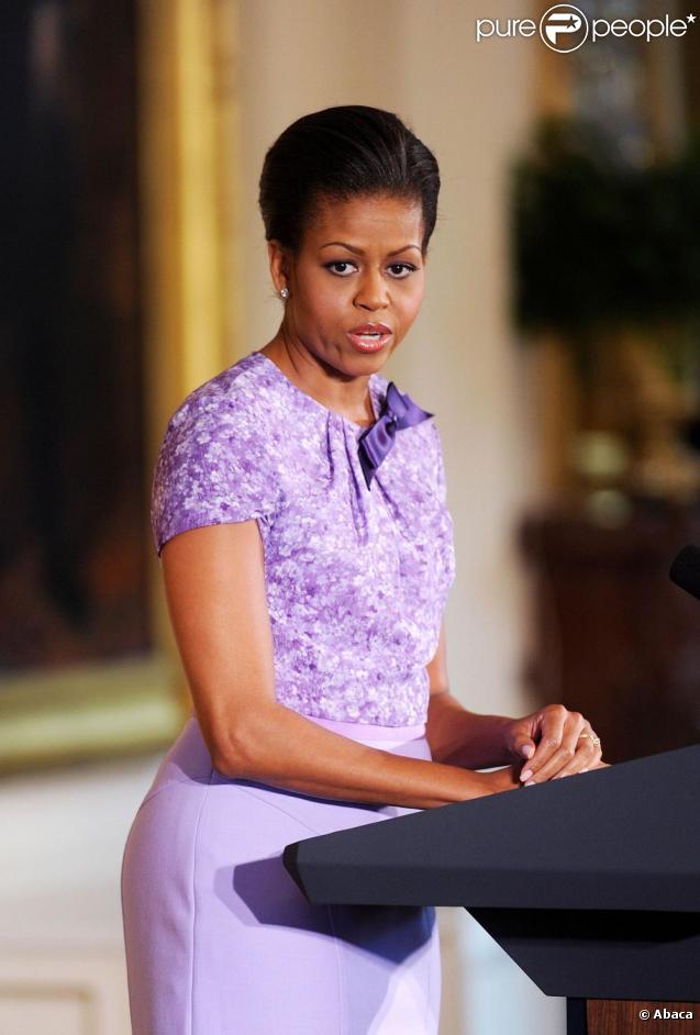Michelle Obama, très élégante, pronconce un discours devant une assemblée de femmes de l'armée américaine. Photos réalisées à la Maison Blanche, le 18/11/09.