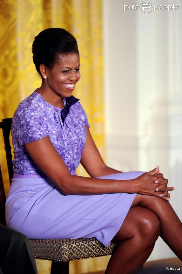Michelle Obama, très élégante, pronconce un discours devant une assemblée de femmes de l'armée américaine. Photos réalisées à la Maison Blanche, le 18/11/09.