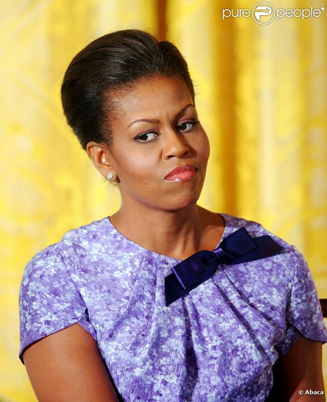 Michelle Obama, très élégante, pronconce un discours devant une assemblée de femmes de l'armée américaine. Photos réalisées à la Maison Blanche, le 18/11/09.