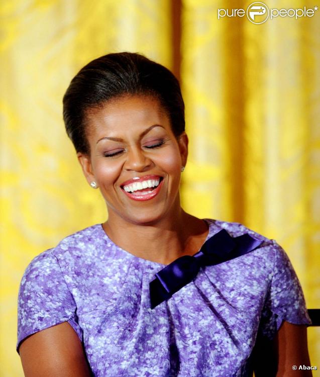 Michelle Obama, très élégante, pronconce un discours devant une assemblée de femmes de l'armée américaine. Photos réalisées à la Maison Blanche, le 18/11/09.