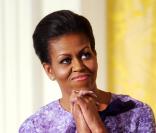 Michelle Obama, très élégante, pronconce un discours devant une assemblée de femmes de l\'armée américaine. Photos réalisées à la Maison Blanche, le 18/11/09.
