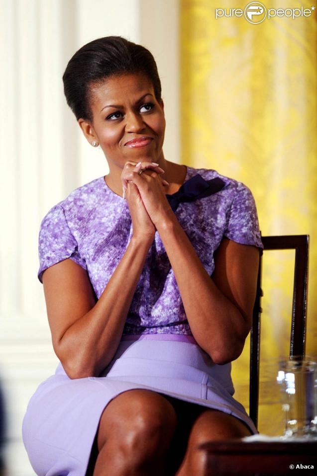 Michelle Obama, très élégante, pronconce un discours devant une assemblée de femmes de l'armée américaine. Photos réalisées à la Maison Blanche, le 18/11/09.