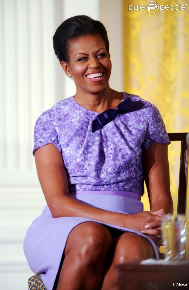 Michelle Obama, très élégante, pronconce un discours devant une assemblée de femmes de l'armée américaine. Photos réalisées à la Maison Blanche, le 18/11/09.