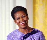 Michelle Obama, très élégante, pronconce un discours devant une assemblée de femmes de l\'armée américaine. Photos réalisées à la Maison Blanche, le 18/11/09.