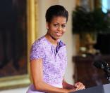 Michelle Obama, très élégante, pronconce un discours devant une assemblée de femmes de l\'armée américaine. Photos réalisées à la Maison Blanche, le 18/11/09.