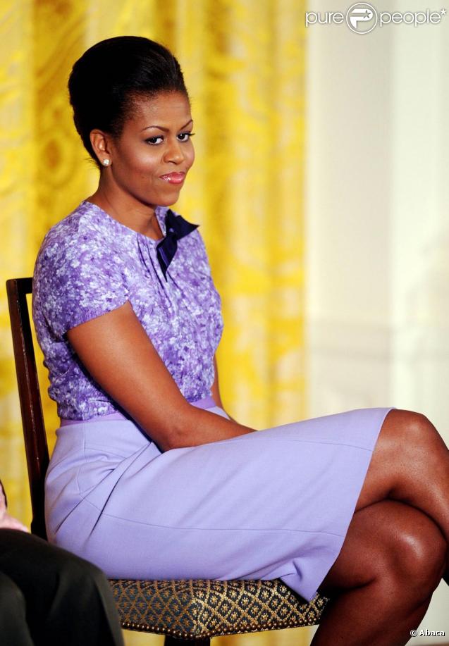 Michelle Obama, très élégante, pronconce un discours devant une assemblée de femmes de l'armée américaine. Photos réalisées à la Maison Blanche, le 18/11/09.