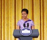 Michelle Obama, très élégante, pronconce un discours devant une assemblée de femmes de l\'armée américaine. Photos réalisées à la Maison Blanche, le 18/11/09.