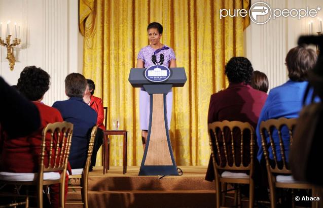 Michelle Obama, très élégante, pronconce un discours devant une assemblée de femmes de l'armée américaine. Photos réalisées à la Maison Blanche, le 18/11/09.