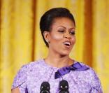 Michelle Obama, très élégante, pronconce un discours devant une assemblée de femmes de l\'armée américaine. Photos réalisées à la Maison Blanche, le 18/11/09.