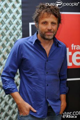 Stéphane Guillon est du lundi au mercredi dans la matinale de France Inter. Il se confie à FHM, 19 novembre 2009 !