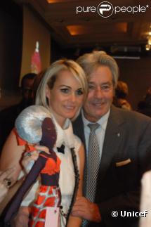 Laeticia Hallyday et Alain Delon le 19 novembre 2009 lors des enchères Frimousses à Paris en faveur des enfants du Darfour