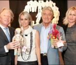 Maître Georges Delletrez, Laeticia Hallyday, Maître Pierre Cornette de Saint-Cyr et Luana Belmondo le 19 novembre 2009 lors des enchères Frimousses à Drouot-Montaigne à Paris en faveur des enfants du Darfour