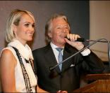 Laeticia Hallyday et Me Georges Delletrez le 19 novembre 2009 lors des enchères Frimousses à Drouot-Montaigne à Paris en faveur des enfants du Darfour