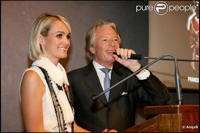 Laeticia Hallyday et Me Georges Delletrez le 19 novembre 2009 lors des enchères Frimousses à Drouot-Montaigne à Paris en faveur des enfants du Darfour