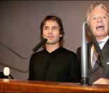 Fabrice Santoro et Me Georges Delletrez le 19 novembre 2009 lors des enchères Frimousses à Drouot-Montaigne à Paris en faveur des enfants du Darfour