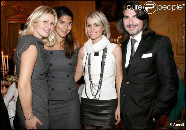 Luana Belmondo, Hoda Roche, Laeticia Hallyday et Stéphane Rolland le 19 novembre 2009 lors des enchères Frimousses à Drouot-Montaigne à Paris en faveur des enfants du Darfour