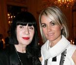 Chantal Thomass et Laeticia Hallyday le 19 novembre 2009 lors des enchères Frimousses à Drouot-Montaigne à Paris en faveur des enfants du Darfour