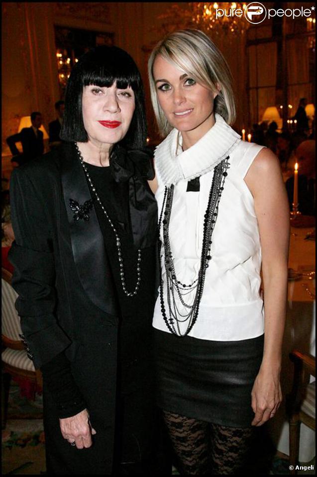 Chantal Thomass et Laeticia Hallyday le 19 novembre 2009 lors des enchères Frimousses à Drouot-Montaigne à Paris en faveur des enfants du Darfour
