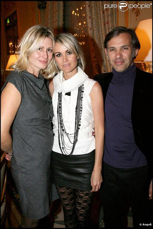 Luana et Paul Belmondo entourant Laeticia Hallyday le 19 novembre 2009 lors des enchères Frimousses à Drouot-Montaigne à Paris en faveur des enfants du Darfour