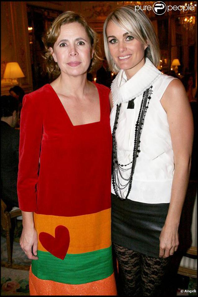 Agatha Ruiz de la Prada et Laeticia Hallyday le 19 novembre 2009 lors des enchères Frimousses à Drouot-Montaigne à Paris en faveur des enfants du Darfour