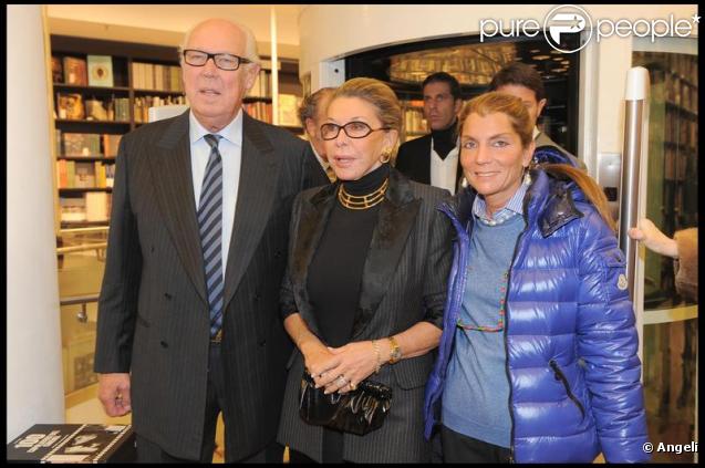 Emmanuel Philibert de Savoie présente son livre L'histoire d'un prince. Le prince Victor Emmanuel de Savoie, la princesse Marina Doria de Savoie et Clarissa Melzi D'Eril sont venus le soutenir. 19/11/09