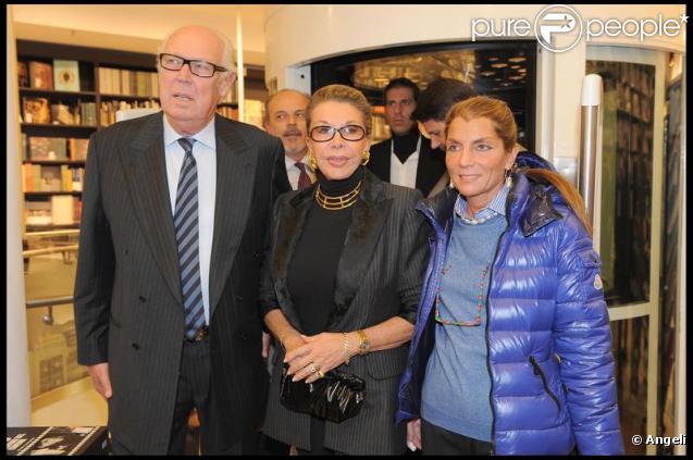 Emmanuel Philibert de Savoie présente son livre L'histoire d'un prince. Le prince Victor Emmanuel de Savoie, la princesse Marina Doria de Savoie et Clarissa Melzi D'Eril sont venus le soutenir. 19/11/09