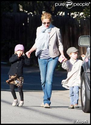 Julia Roberts se promène avec ses jumeaux Hazel et Phinnaeus le 16/11/09 à Los Angeles