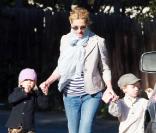 Julia Roberts se promène avec ses jumeaux Hazel et Phinnaeus le 16/11/09 à Los Angeles
