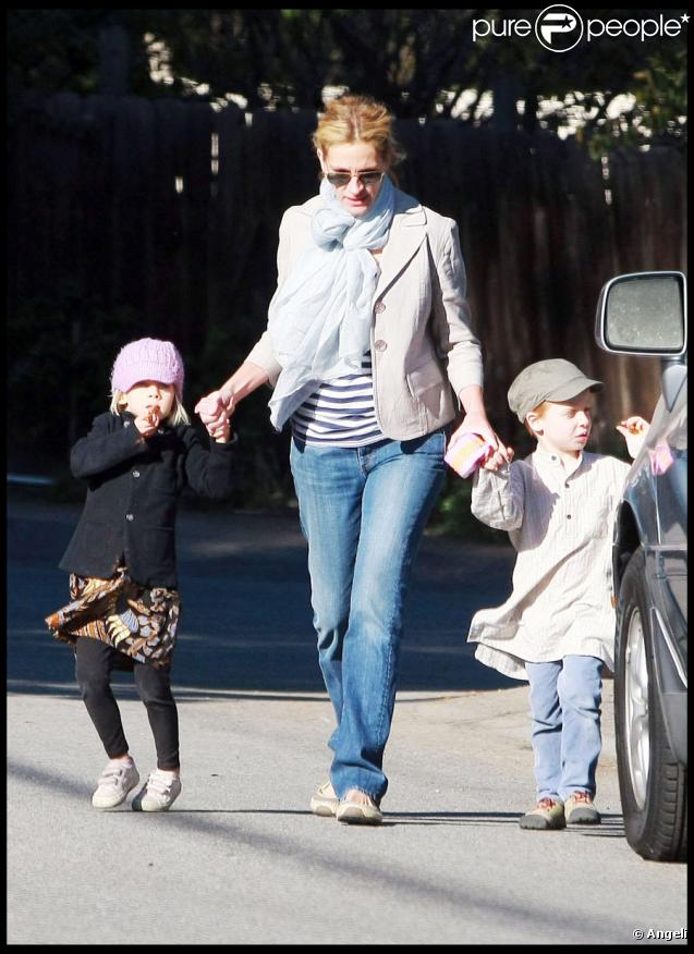 Julia Roberts se promène avec ses jumeaux Hazel et Phinnaeus le 16/11/09 à Los Angeles