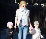 Julia Roberts se promène avec ses jumeaux Hazel et Phinnaeus le 16/11/09 à Los Angeles