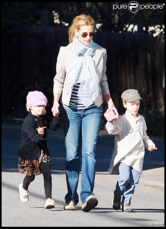 Julia Roberts se promène avec ses jumeaux Hazel et Phinnaeus le 16/11/09 à Los Angeles