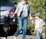 Julia Roberts se promène avec ses jumeaux Hazel et Phinnaeus le 16/11/09 à Los Angeles