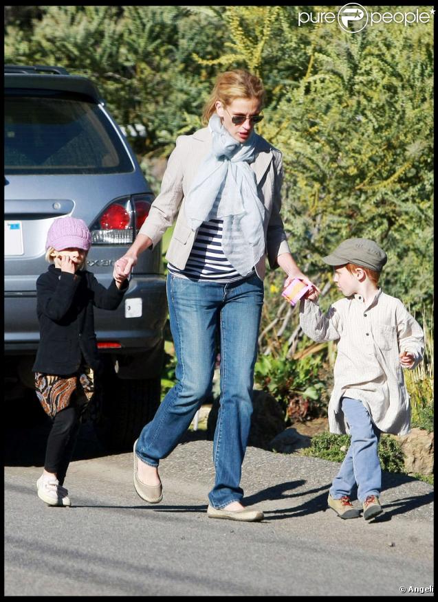 Julia Roberts se promène avec ses jumeaux Hazel et Phinnaeus le 16/11/09 à Los Angeles