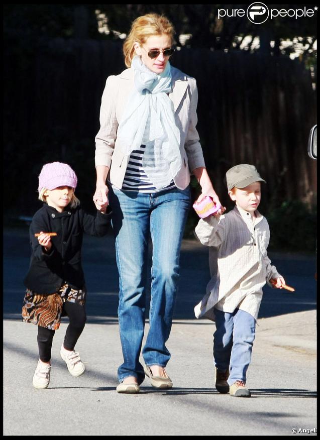 Julia Roberts se promène avec ses jumeaux Hazel et Phinnaeus le 16/11/09 à Los Angeles