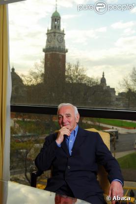 Charles Aznavour, qui sortira sa semaine prochaine son nouvel album, réclame dans les colonnes du  JDD  un rendez-vous avec Nicolas Sarkozy.