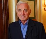 Charles Aznavour, qui sortira sa semaine prochaine son nouvel album, réclame dans les colonnes du  JDD  un rendez-vous avec Nicolas Sarkozy.
