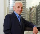 Charles Aznavour, qui sortira sa semaine prochaine son nouvel album, réclame dans les colonnes du  JDD  un rendez-vous avec Nicolas Sarkozy.