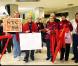 Les fans de Susan Boyle attendent son arrivée à New York, le 22 novembre 2009
