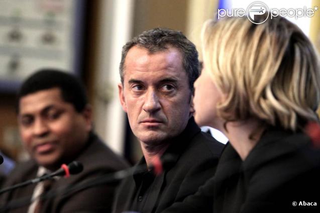 Valérie Pécresse et Christophe Dechavanne lors de la conférence de presse à l'occasion du lancement de l'opération Sortez couverts le 23 novembre 2009 au ministère de l'Enseignement Supérieur