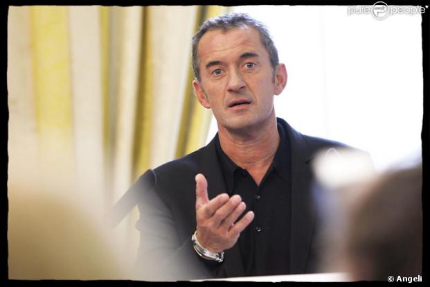 Christophe Dechavanne lors de la conférence de presse à l'occasion du lancement de l'opération Sortez couverts le 23 novembre 2009 au ministère de l'Enseignement Supérieur