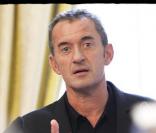 Christophe Dechavanne lors de la conférence de presse à l'occasion du lancement de l'opération Sortez couverts le 23 novembre 2009 au ministère de l'Enseignement Supérieur