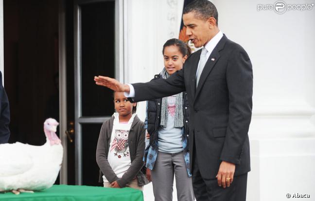 Barack Obama gracie la dinde de Thanksgiving dans la Maison Blanche en compagnie de ses filles Sasha et Malia le 25 novembre 2009