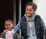 Barack Obama gracie la dinde de Thanksgiving dans la Maison Blanche en compagnie de ses filles Sasha et Malia le 25 novembre 2009