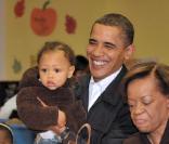Barack, Michelle, Malia et Sasha Obama distribuent de la nourriture la veille de Thanksgiving avec l'association Martha's Table le 25 novembre 2009