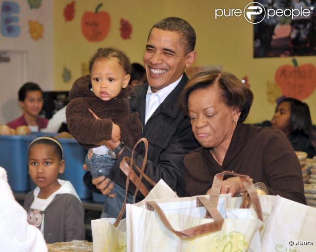 Barack, Michelle, Malia et Sasha Obama distribuent de la nourriture la veille de Thanksgiving avec l'association Martha's Table le 25 novembre 2009