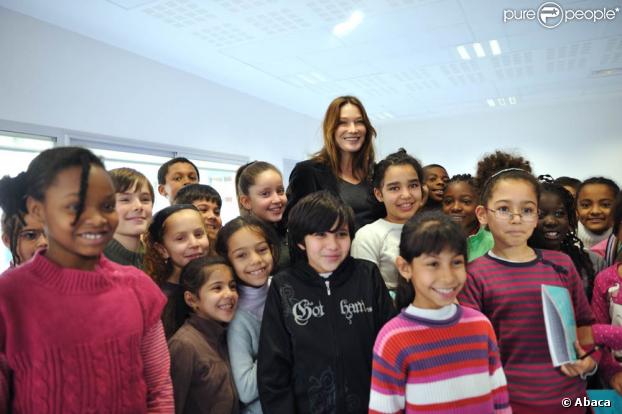 Carla Bruni entourée d'enfants de l'école primaire Olympe-de-Gouges, à Bondy, le 26 novembre 2009.