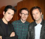 Les stylistes de Proenza Schouler, Jack Mc Connough et Lazaro Hernandez avec Loïc Prigent lors de la présentation du documentaire The Day Before (Le Jour d'avant) à Paris le 26 novembre 2009