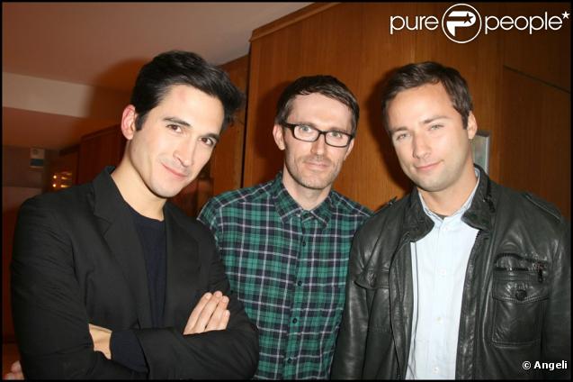 Les stylistes de Proenza Schouler, Jack Mc Connough et Lazaro Hernandez avec Loïc Prigent lors de la présentation du documentaire The Day Before (Le Jour d'avant) à Paris le 26 novembre 2009
