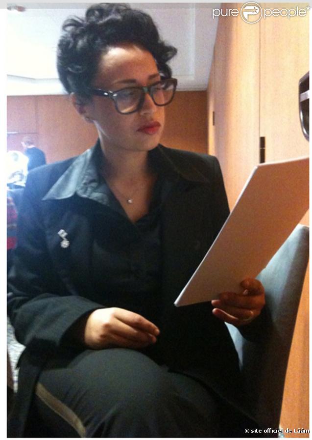 Lââm, en brunette sérieuse pour le tournage (novembre 2009)