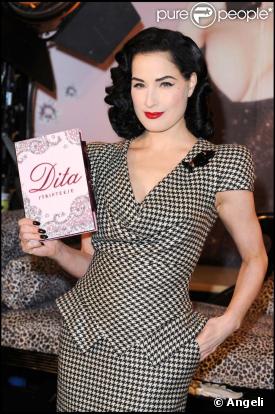 Dita von Teese dédicace son livre,  Dita : Stripteese , à Londres, le 27 novembre 2009.